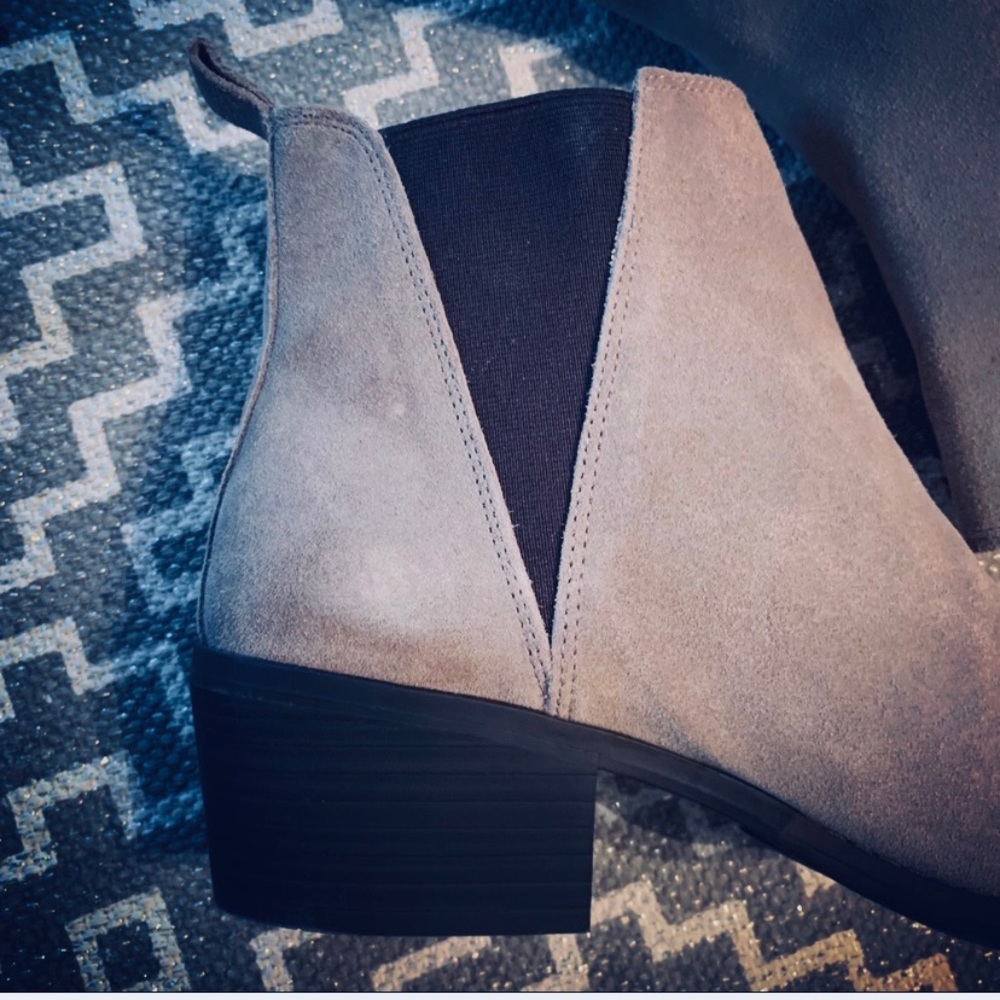 🌻White mountain taupe suede block heel booties🌻 - Picture 5 of 7